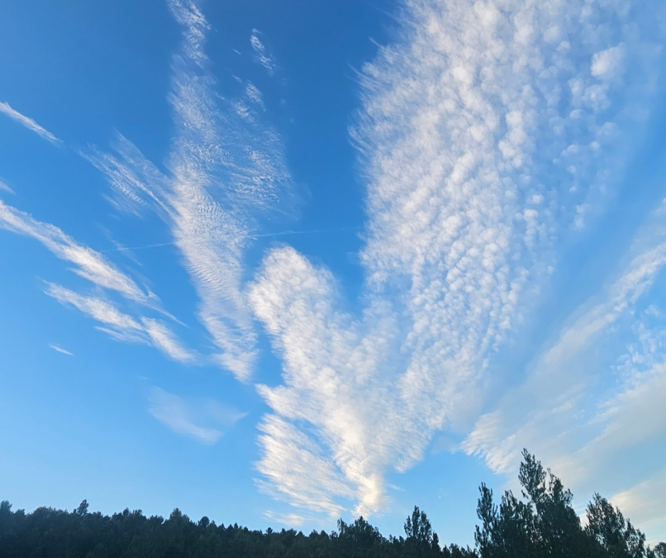 Weite Himmel über dem Kraftplatz Anima mit lichtvollen Wolken – Symbol für innere Klarheit und Transformation