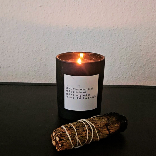 Brennende Duftkerze mit Zitat und Räucherwerk – spirituelles Ritual für Erdverbundenheit und Transformation